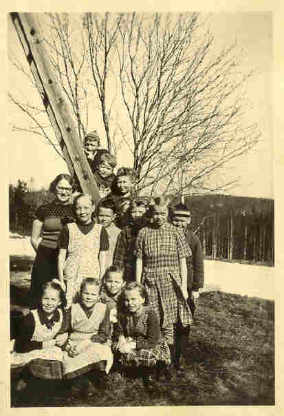 Uskalin kansakoulun 3 ja 4 luokkalaiset vuonna 1954 